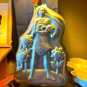 Disney 1995 Pocahontas Miko sunflower birthday cake decorating pan